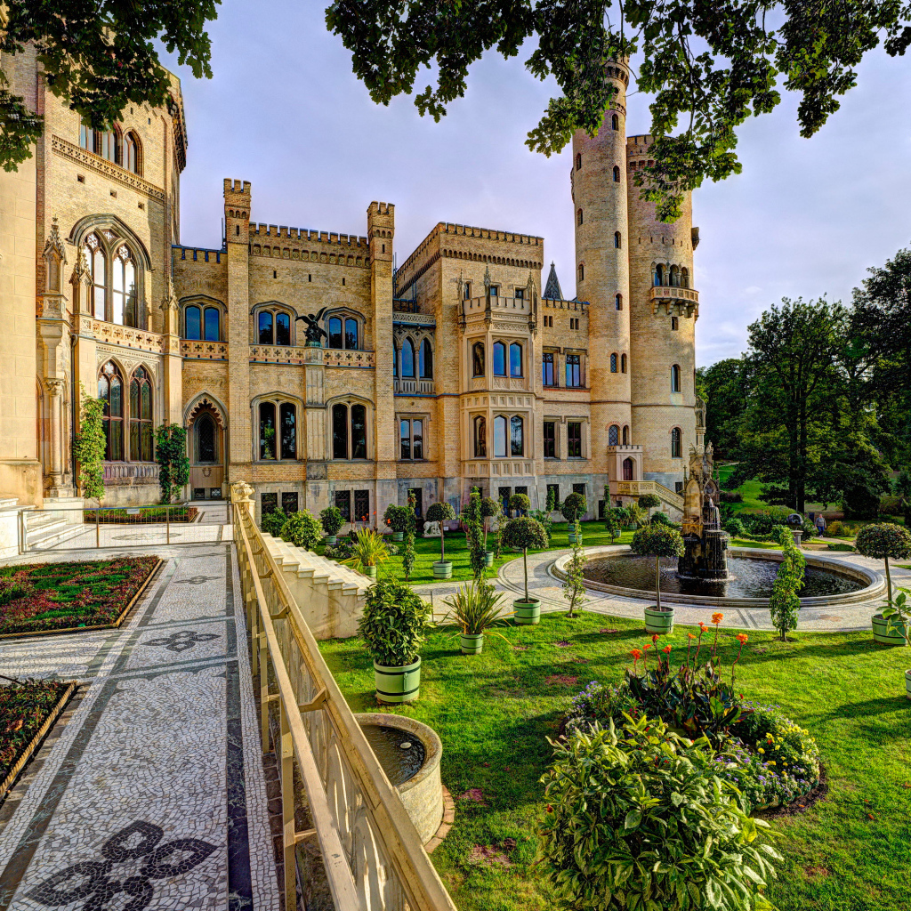 Старый дворец  в парке, Бабельсберг. Германия