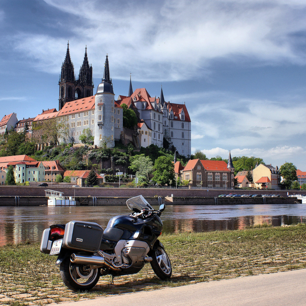 Башни замка Альбрехтсбург у реки, Германия