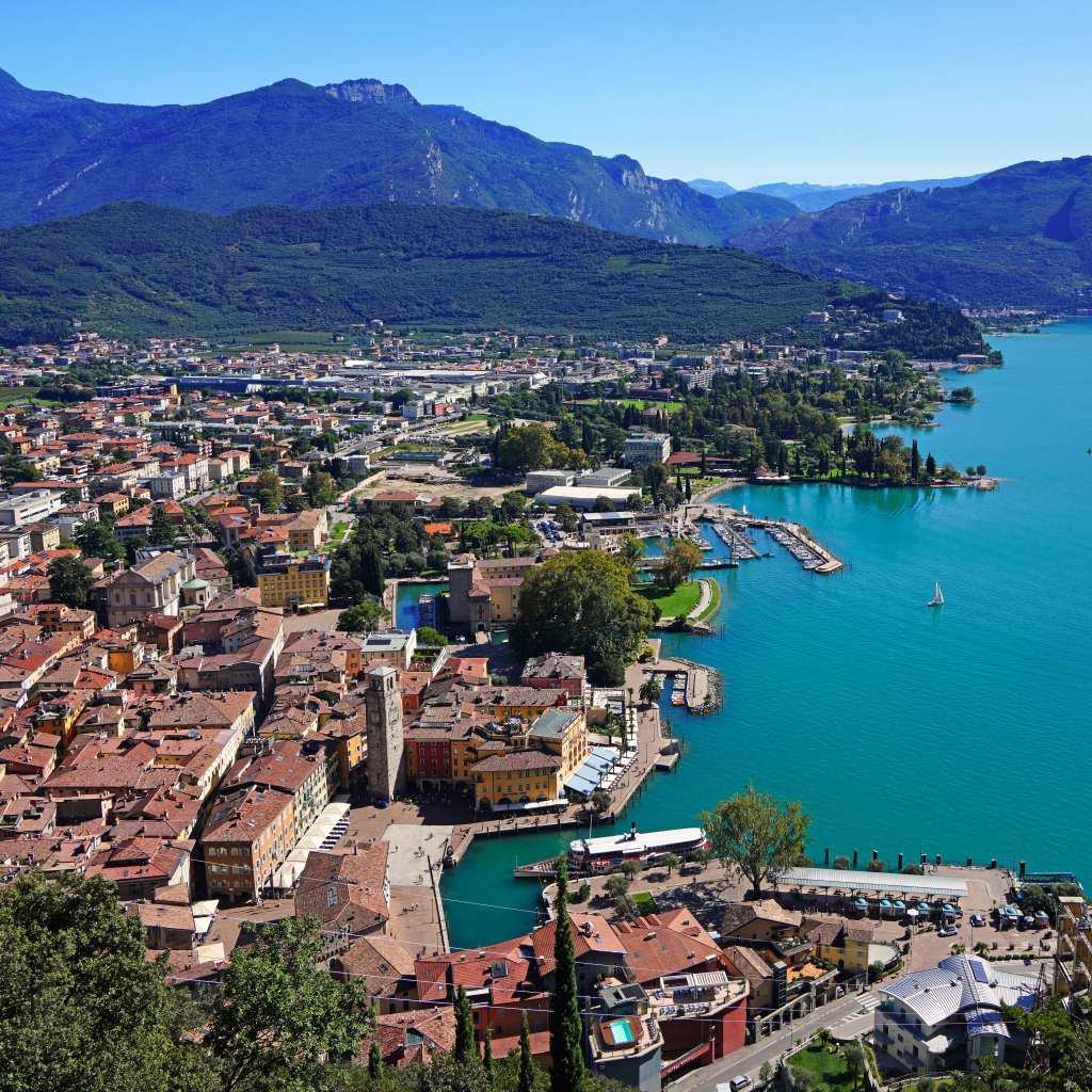 Город у озера Гарда, Италия