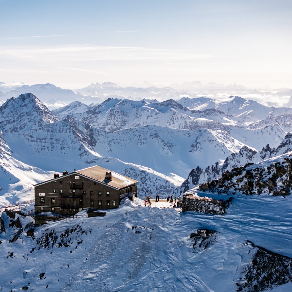Большой ледник Курмайор в снегу, Италия