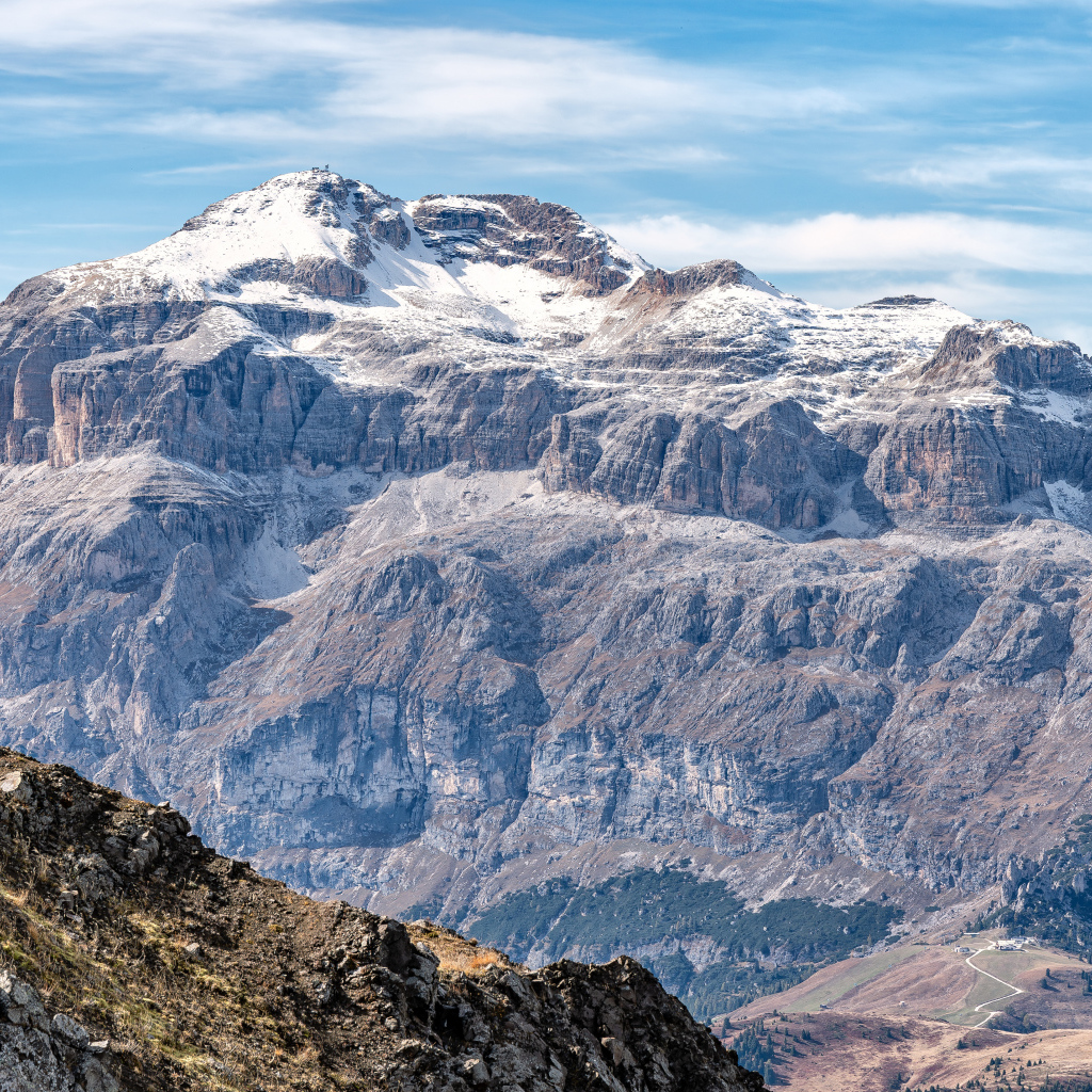 Заснеженные Доломитовые Альпы в лучах солнца, Италия