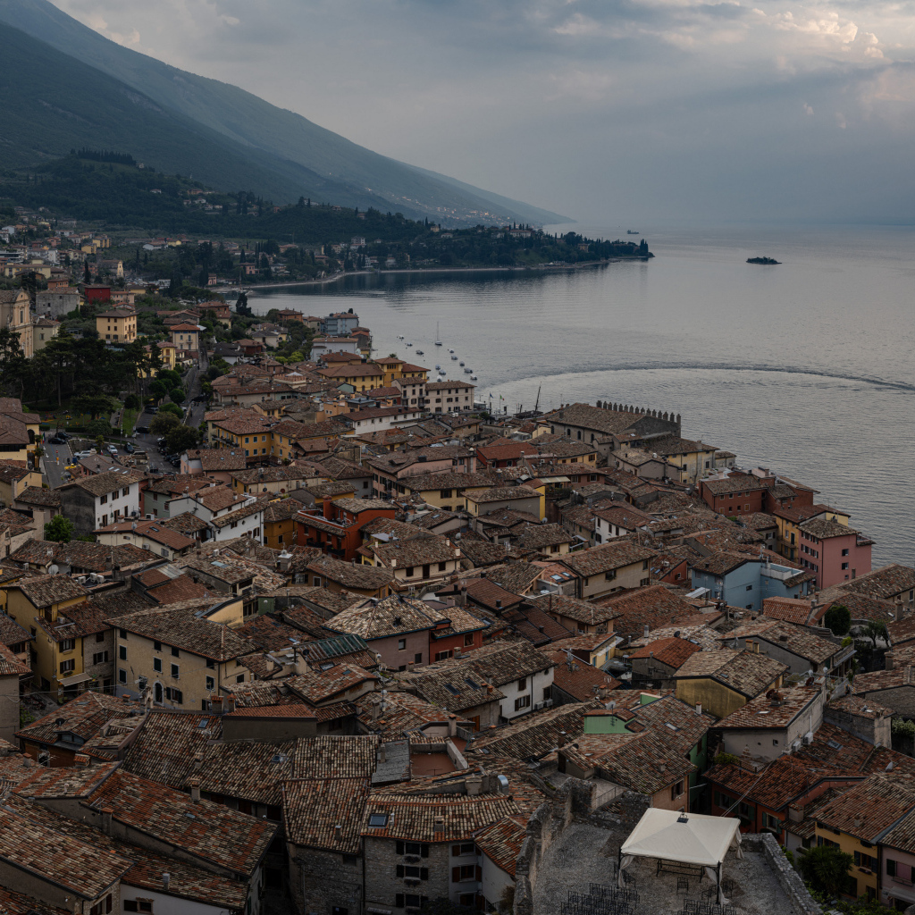 Вид сверху на коммунну Мальчезине у озера, Италия