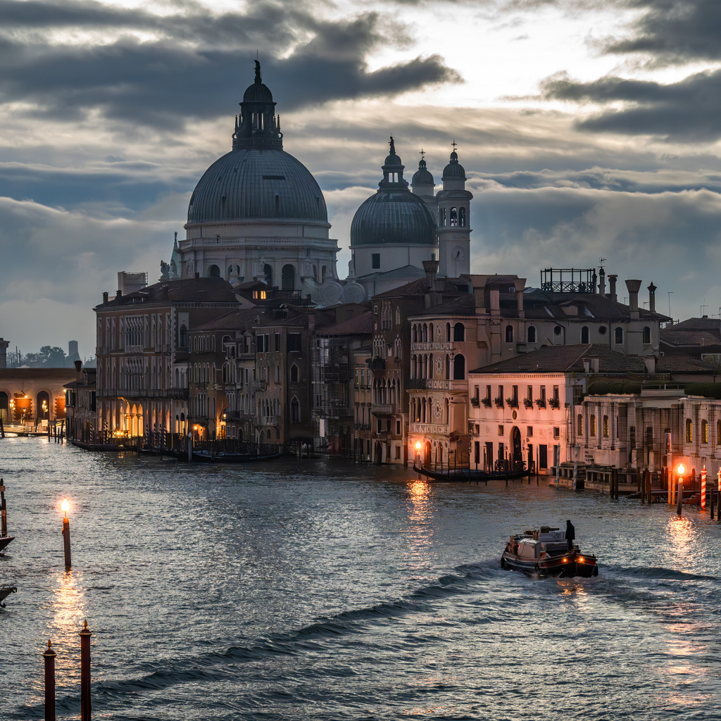 Вид на церковь в сумерках, Венеция. Италия