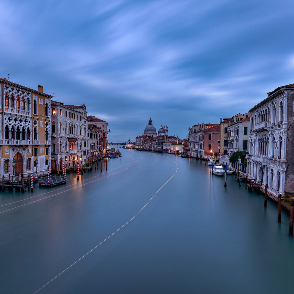 Водный канал в городе Венеция, Италия
