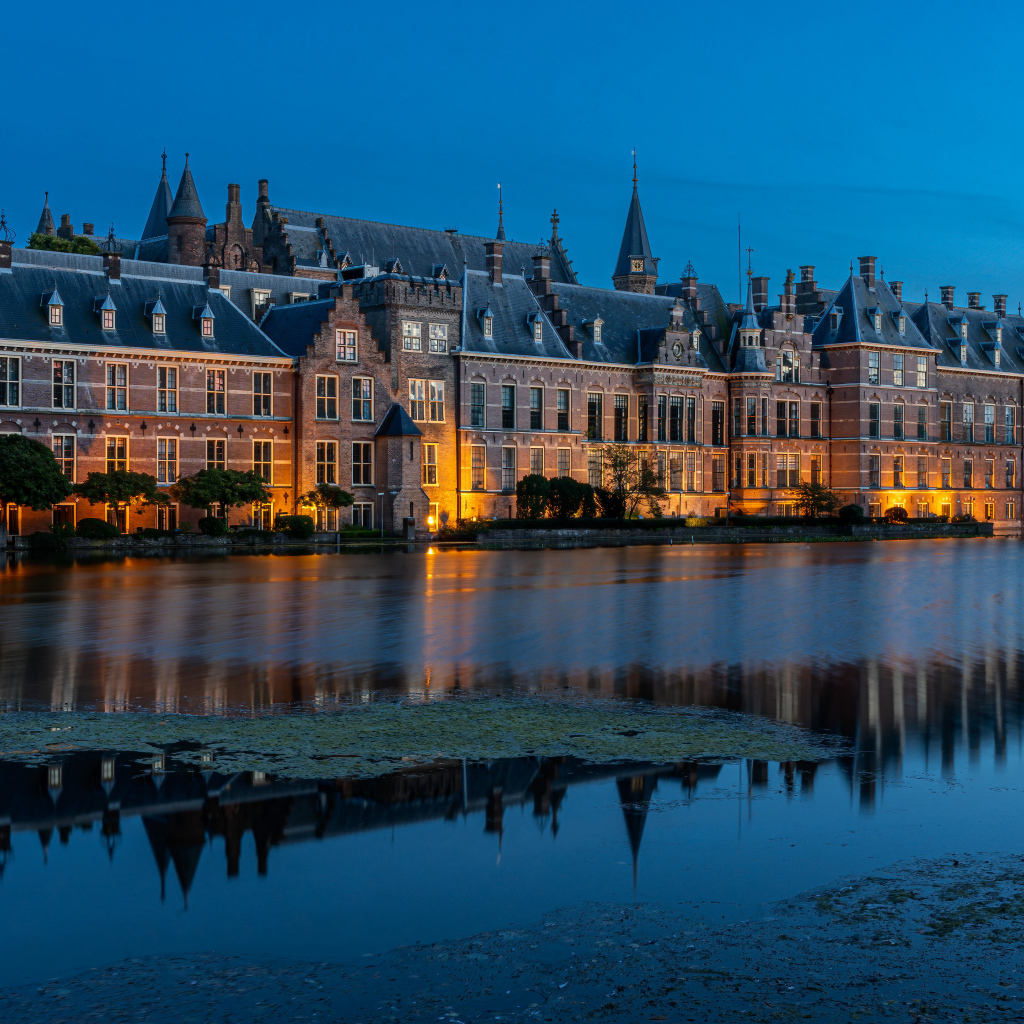 Старинные дома отражаются в мокром асфальте, Голландия. Нидерланды