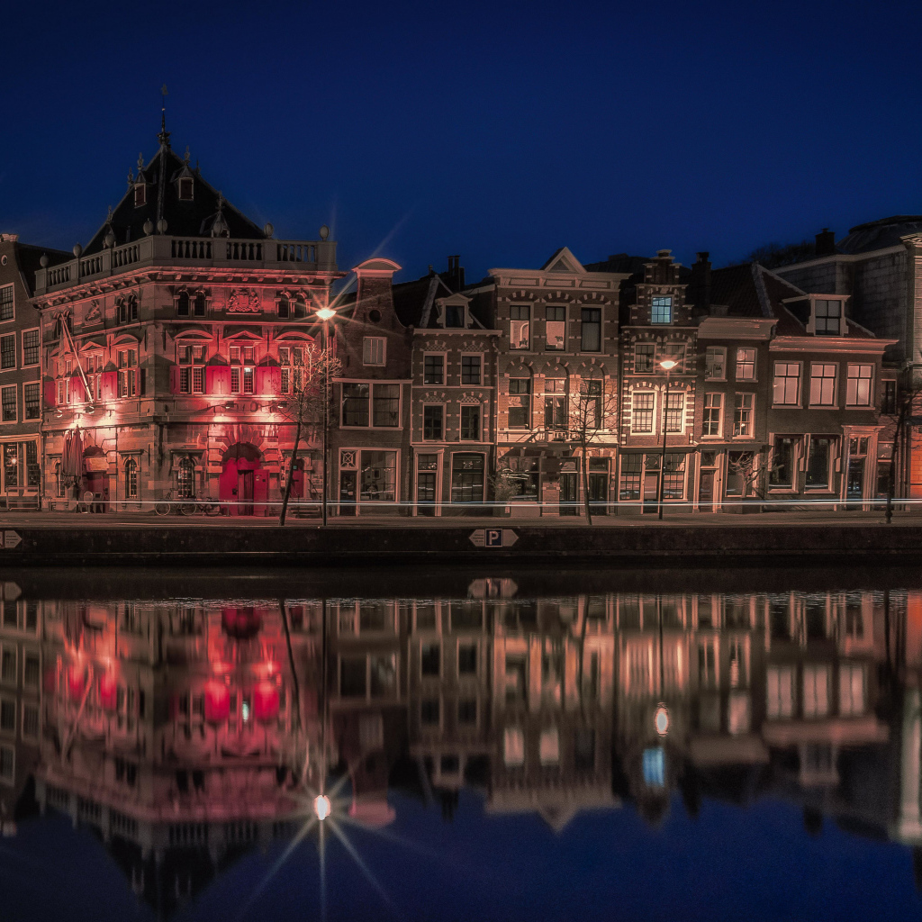 Старые дома отражаются в воде ночью, Нидерланды