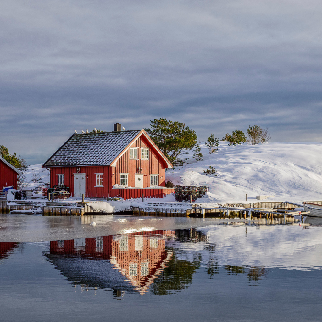 Дома на заснеженном берегу у реки, Норвегия