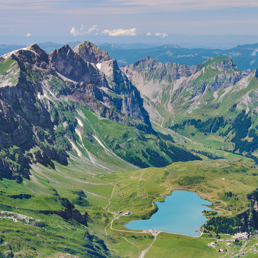 Озеро в ущелье между горами, Альпы, Швейцария