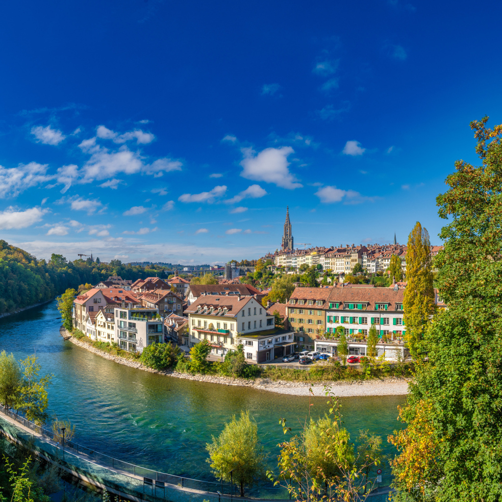 Вид на дома у реки в городе Берн, Швейцария