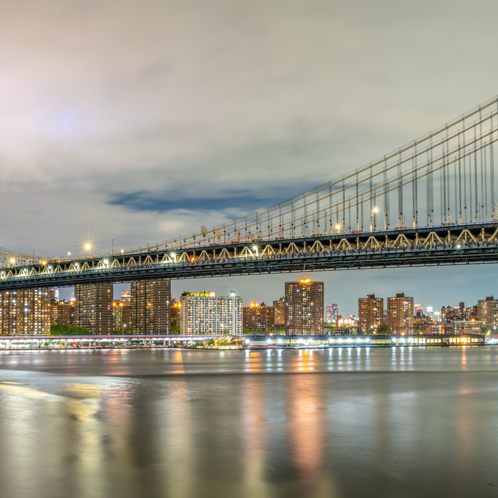 Мост через реку в парке  Фултон Ферри Ландинг в Нью Йорке, США