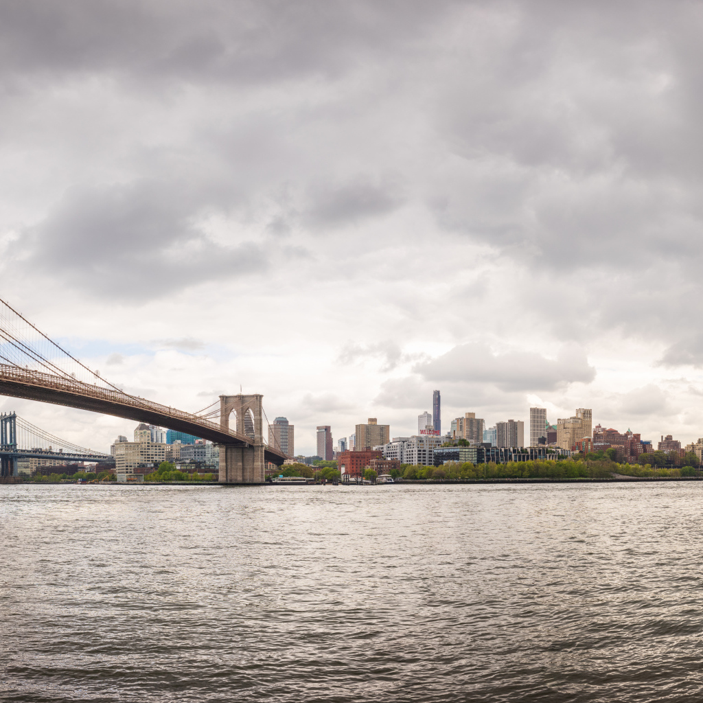 Мост через реку с видом на город Нью-Йорк, США