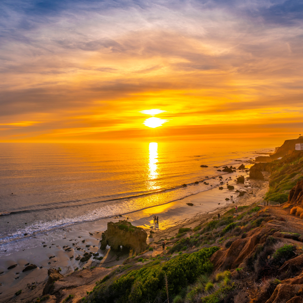 Закат солнца на морском побережье Калифорнии, США