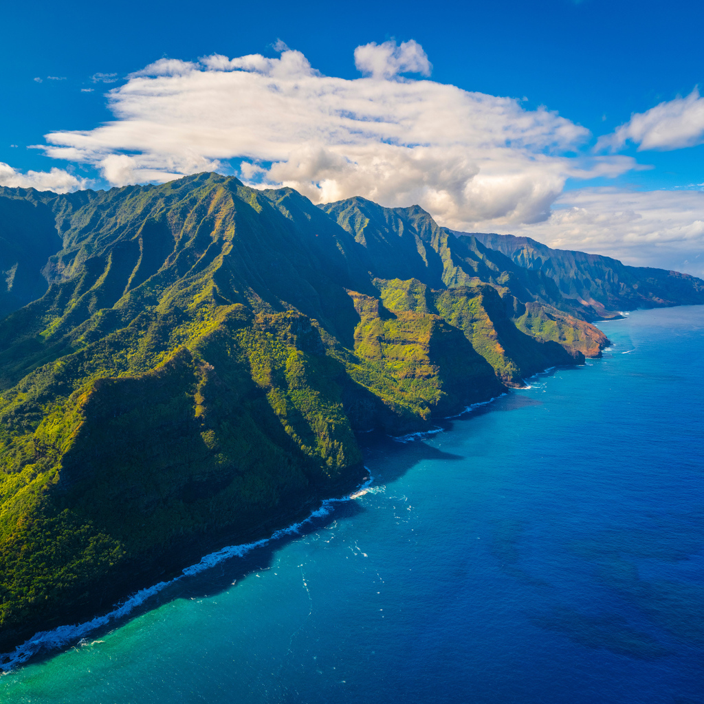 Вид на покрытые зеленью гор на Гавайских островах, США