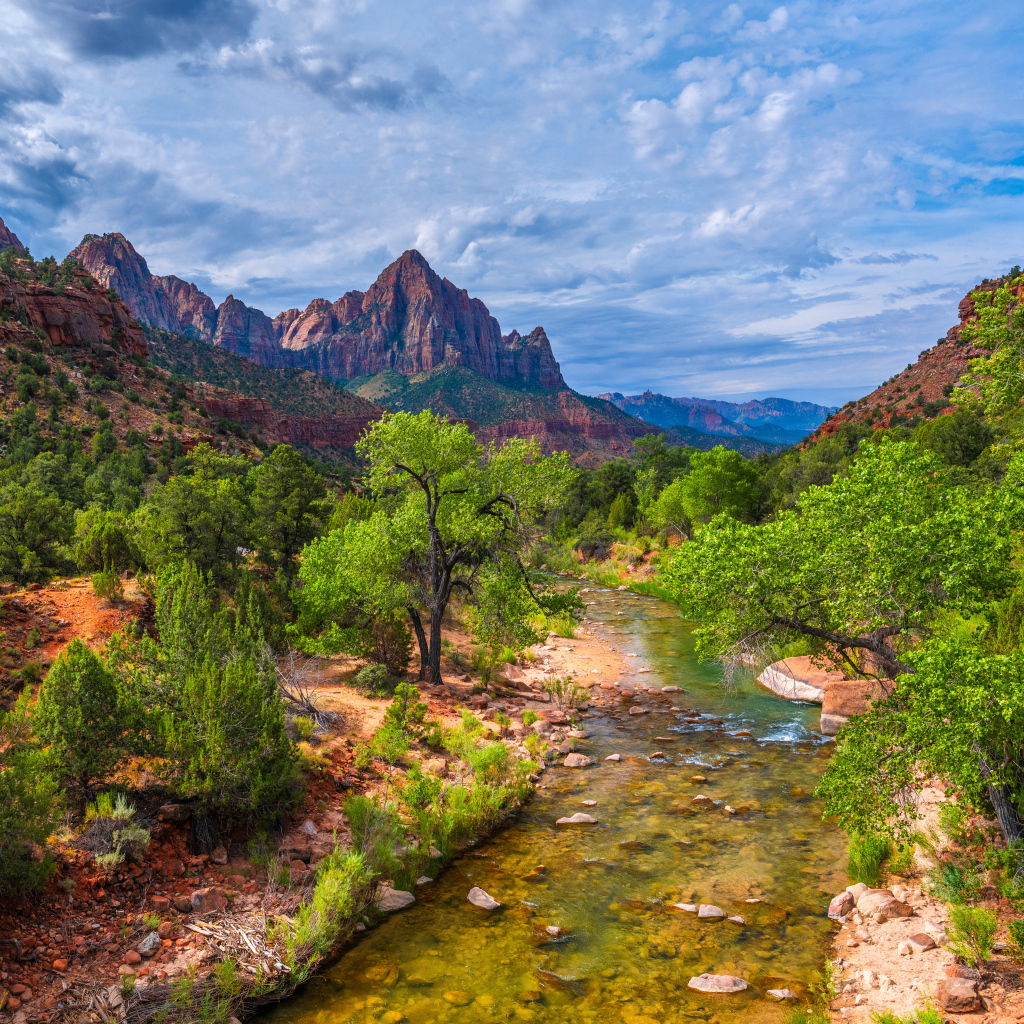Вид на горы и реку в  государственном  парке Крейг-Лейк, США