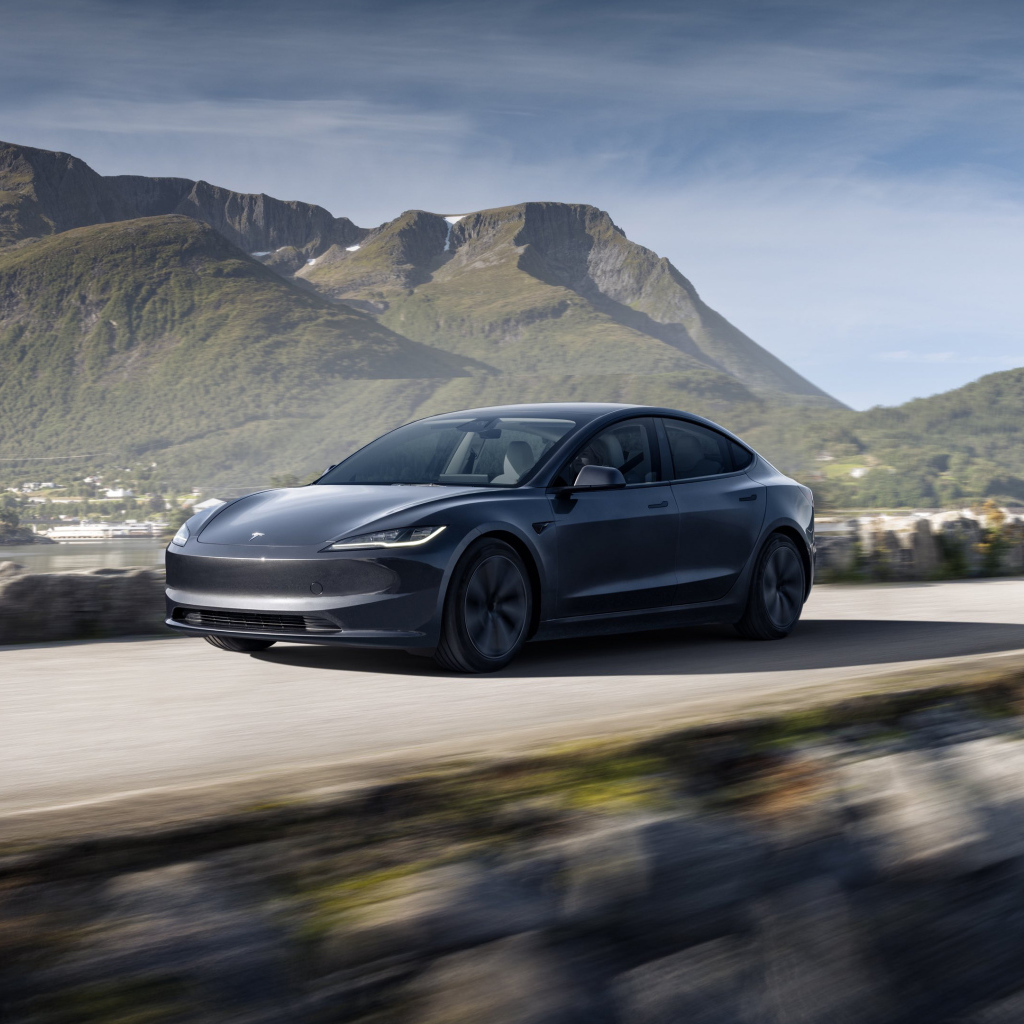 Электрический автомобиль Tesla Model 3 2024  года на дороге