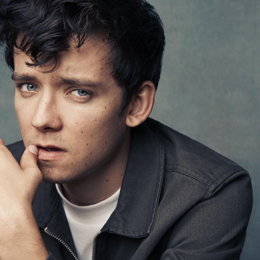 Актер Эйса Баттерфилд на сером фоне