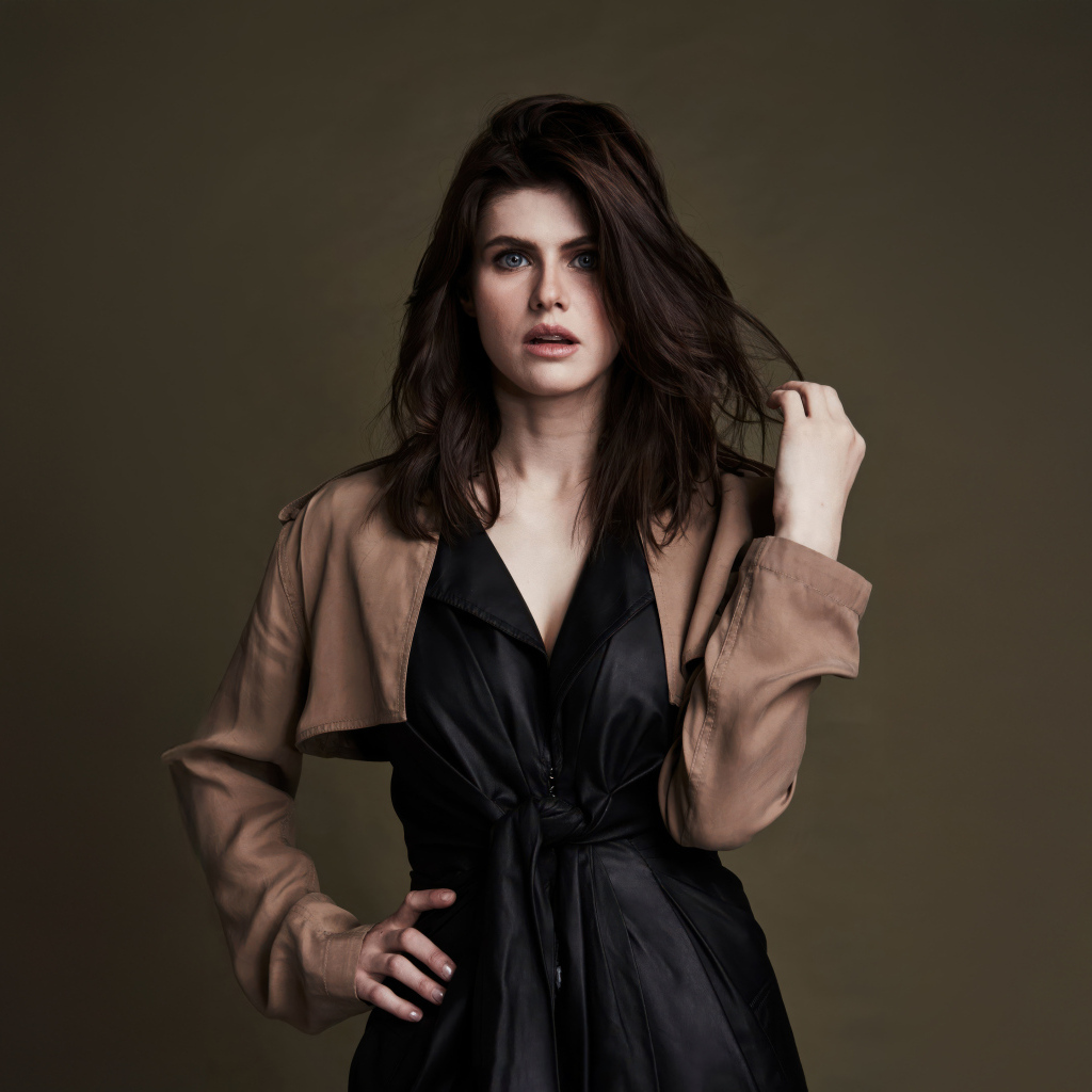 Актриса Александра Даддарио в черном платье