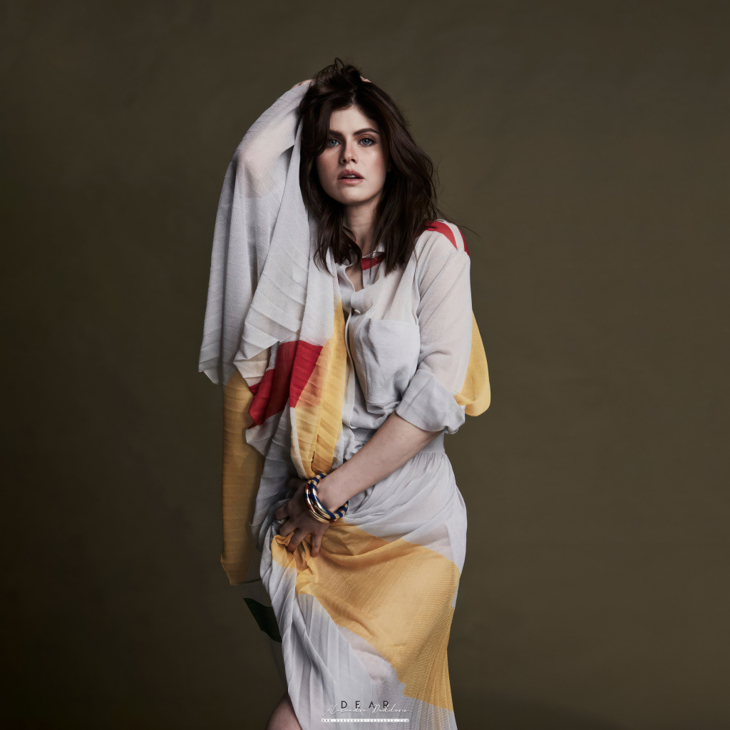 Актриса Александра Даддарио в платье позирует для фото