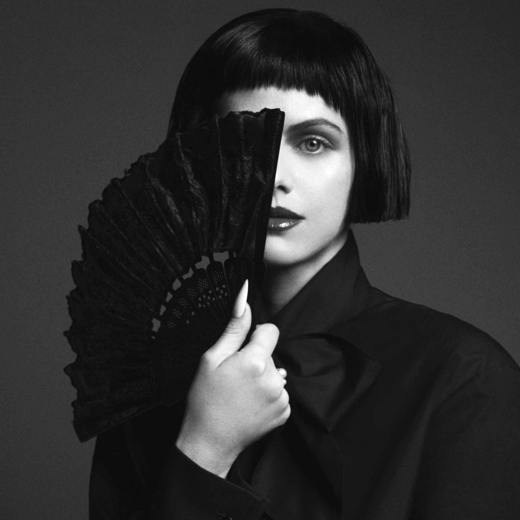 Актриса Александра Даддарио с веером в руках черно-белое фото