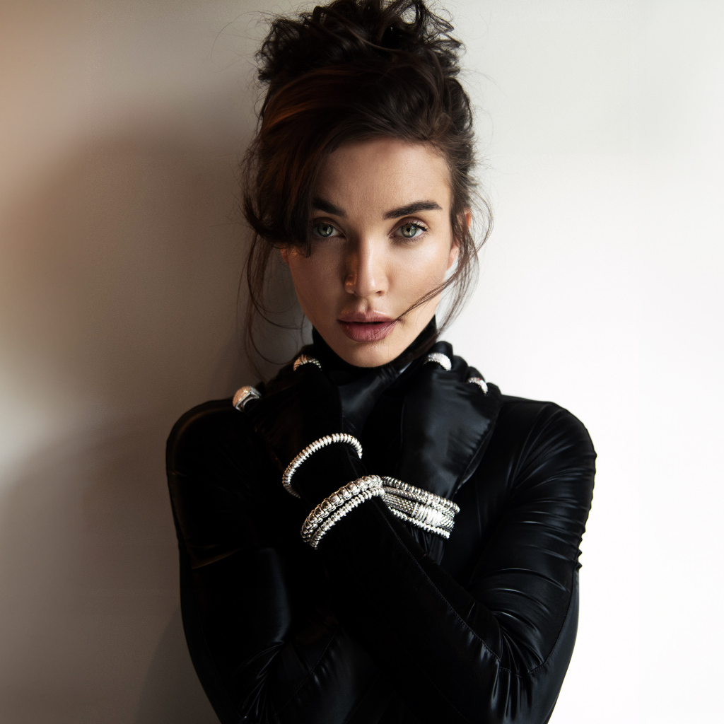 Актриса Эми Джексон стоит у стены