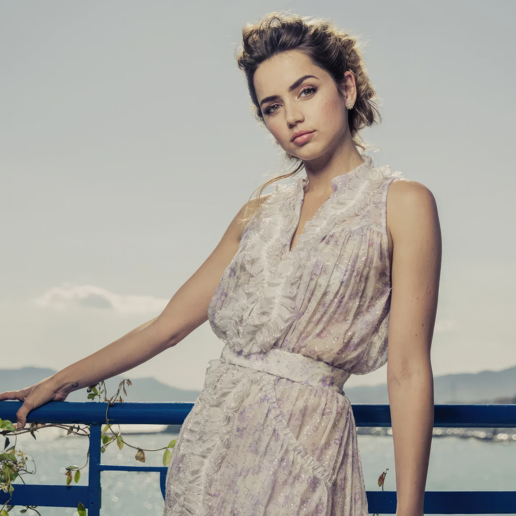 Актриса Ана де Армас в платье на фоне океана