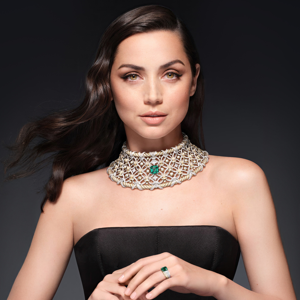 Актриса Ана де Армас с дорогим украшением на шее