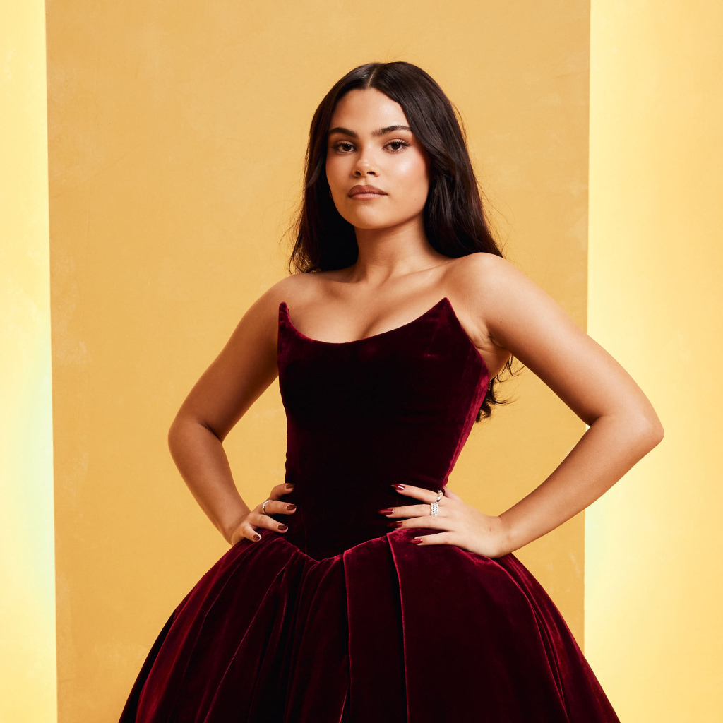 Актриса Ариана Гринблатт в платье на желтом фоне