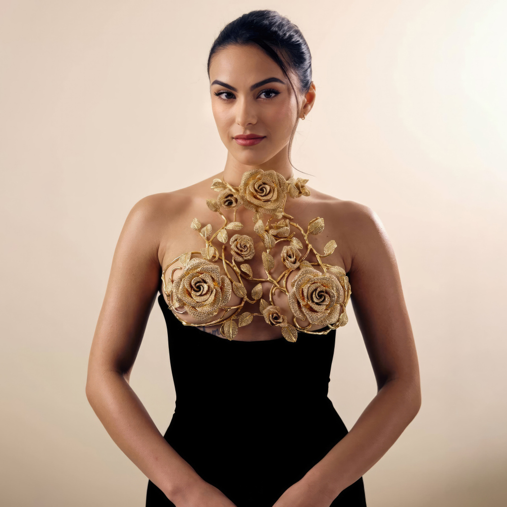 Актриса Камила Мендес в красивом платье с узором