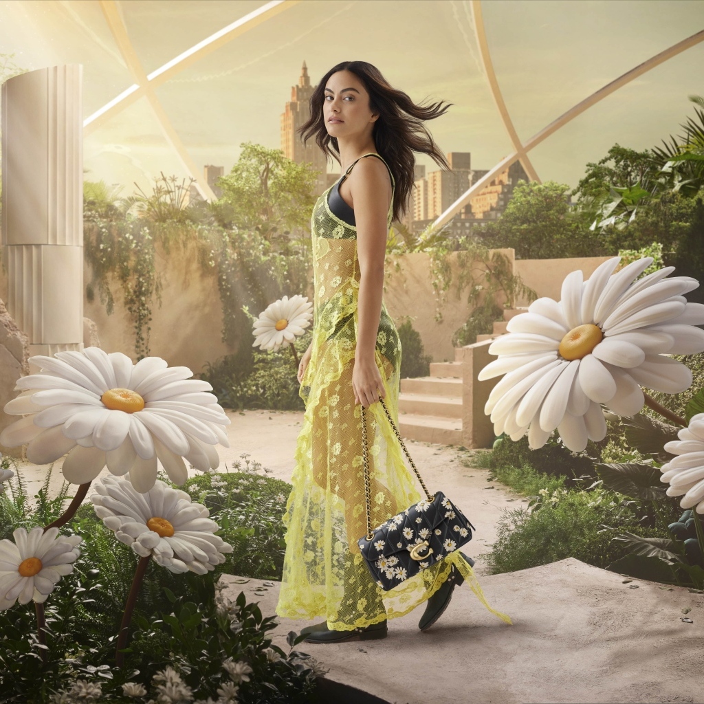 Актриса Камила Мендес в платье около ромашек