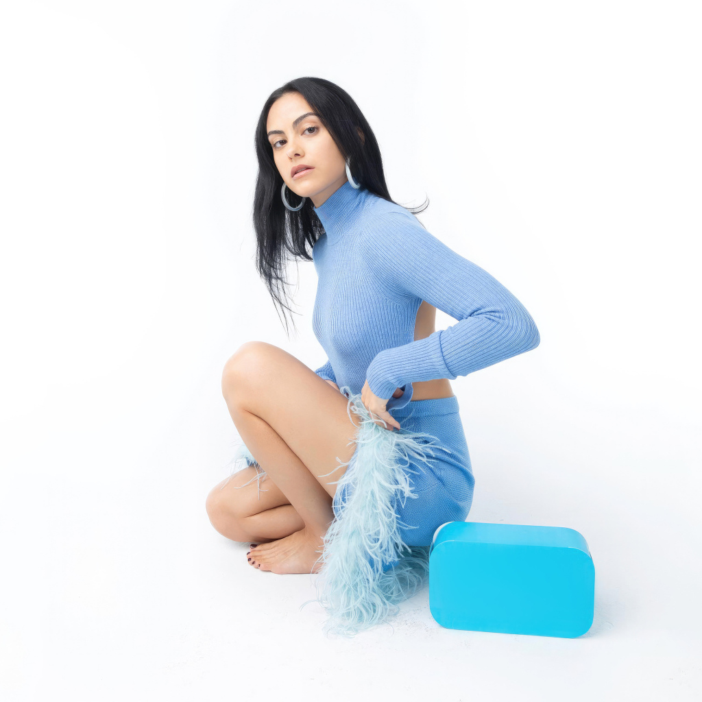 Актриса Камила Мендес на белом фоне