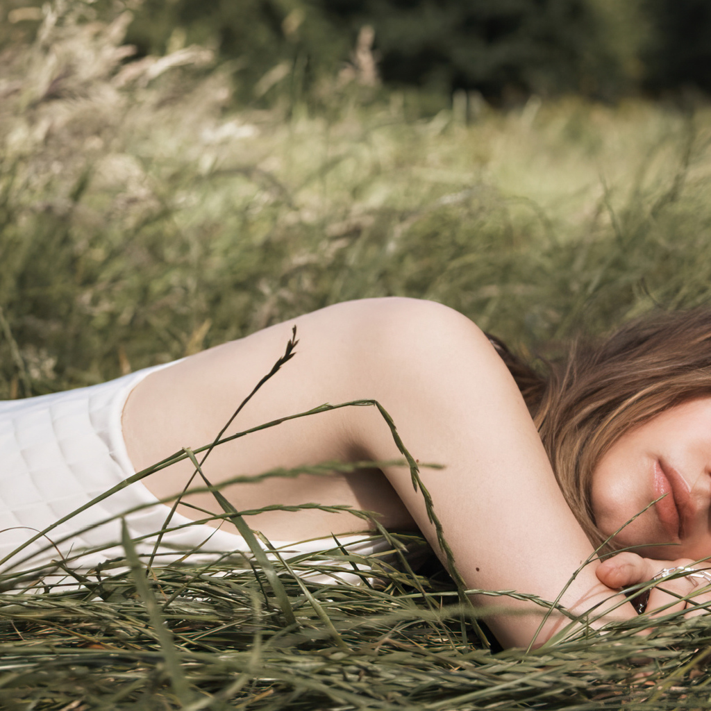 Актриса Дейзи Эдгар-Джонс лежит в зеленой траве