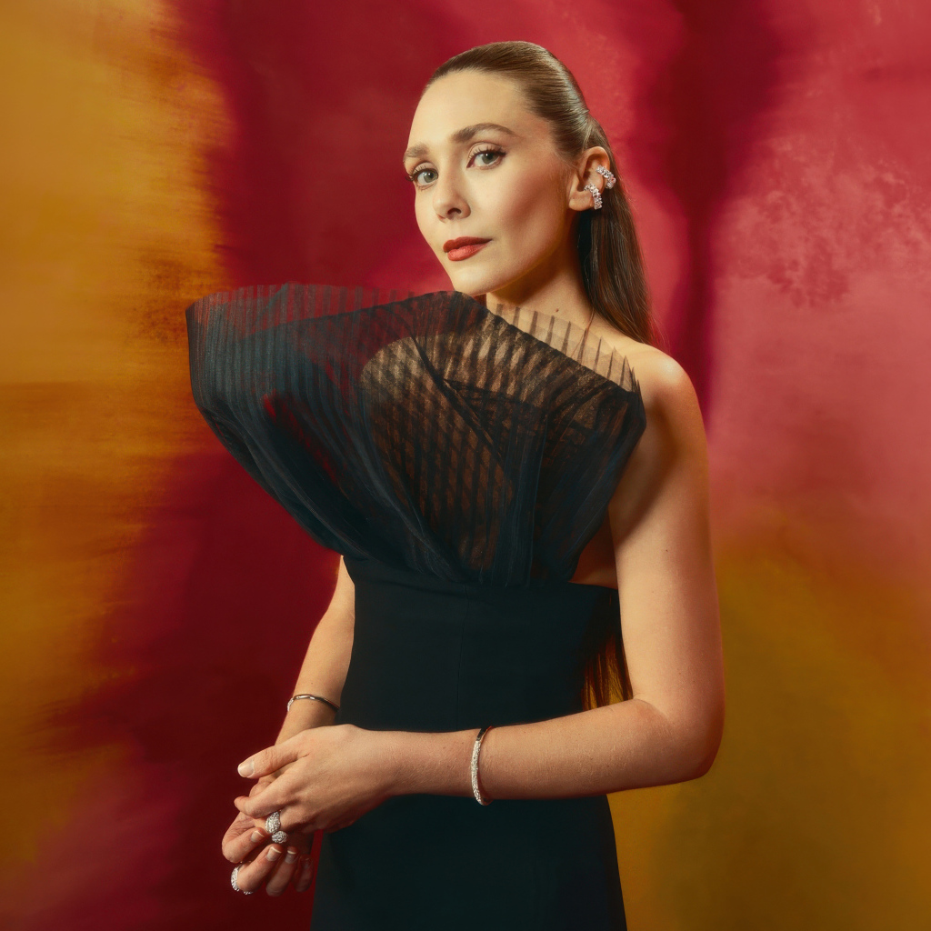 Актриса Элизабет Олсен в необычном черном платье