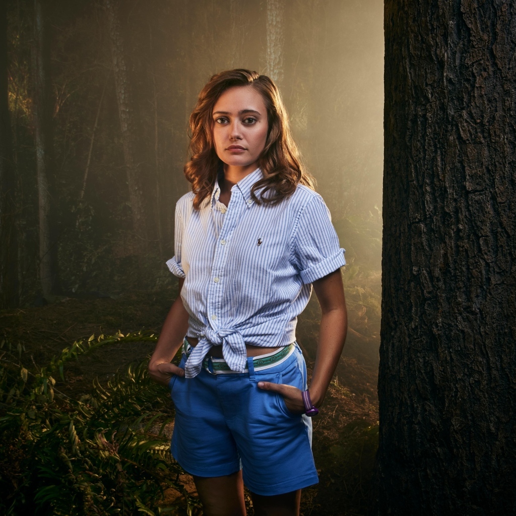 Актриса Элла Пернелл в лесу