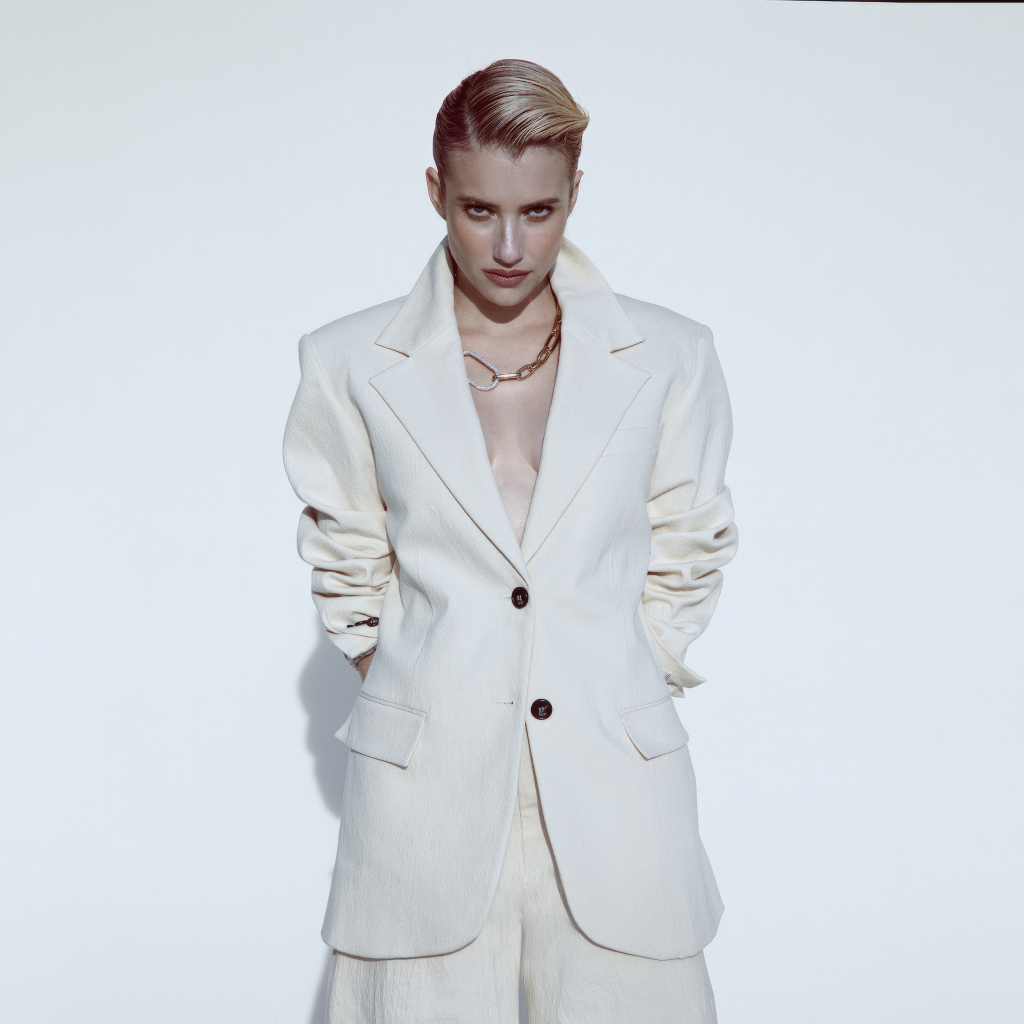 Актриса Эмма Робертс в стильном белом костюме