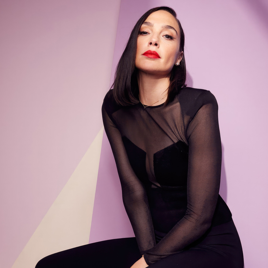 Актриса Галь Гадот на сиреневом фоне