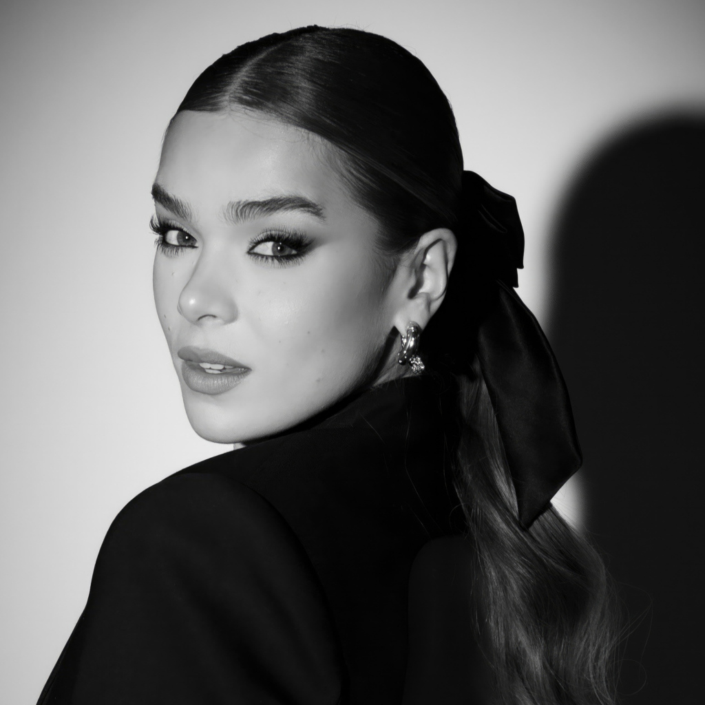 Актриса Хейли Стейнфилд позирует на сером фоне