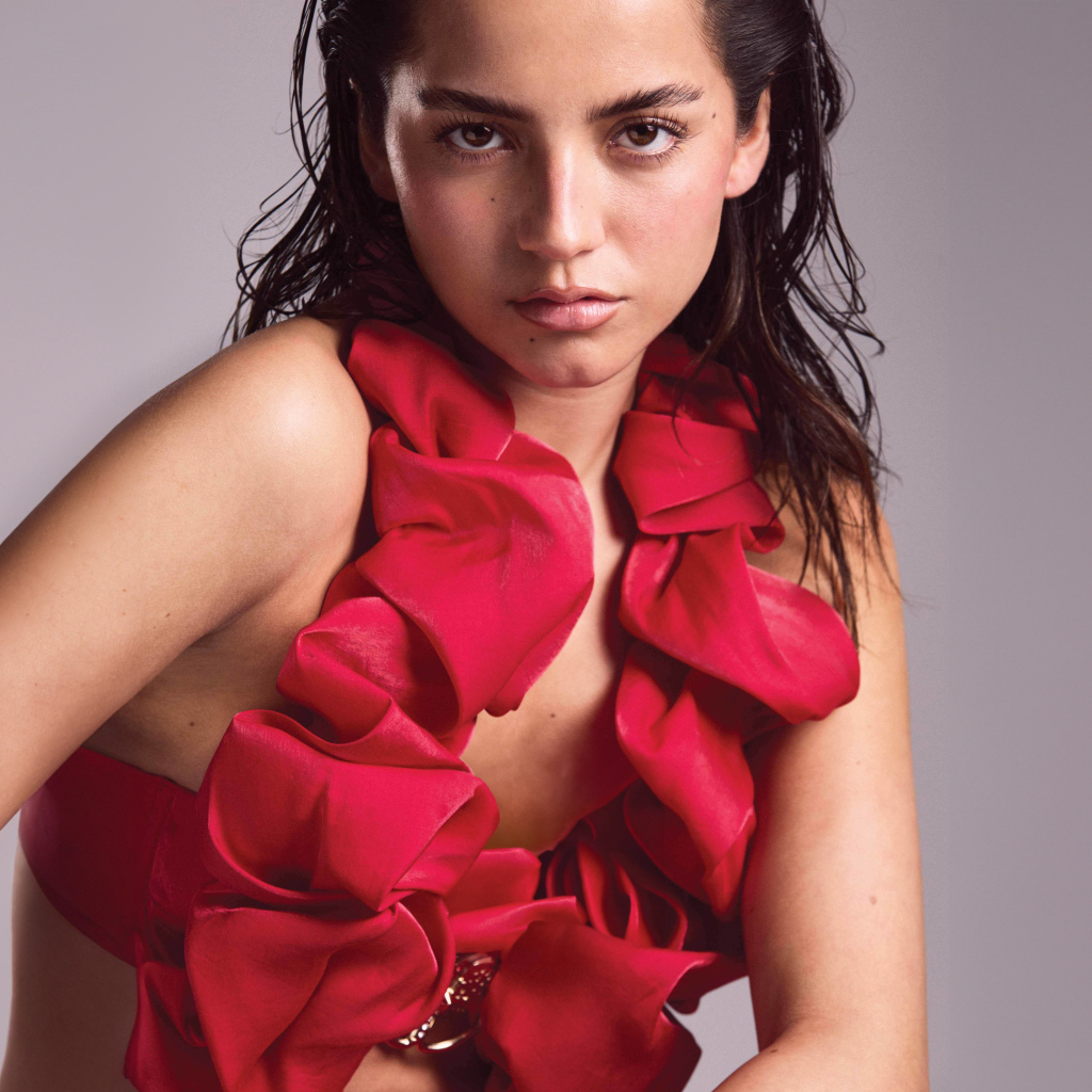 Актриса Изабела Мерсед в красном купальнике