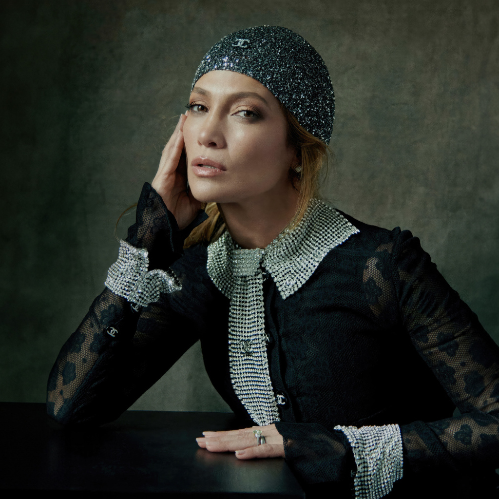 Актриса Дженнифер Лопес в блестящей шапке