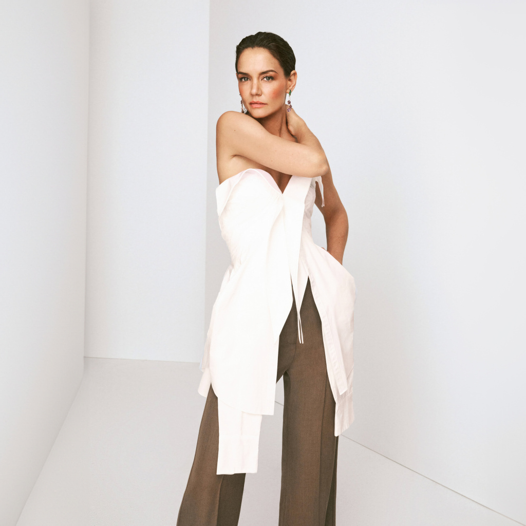 Актриса Кэти Холмс на сером фоне