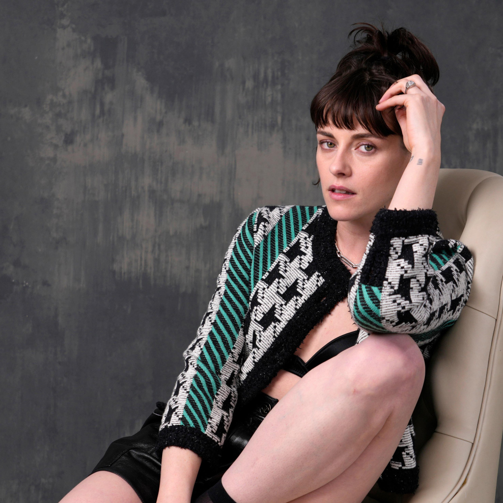 Актриса Кристен Стюарт позирует для фото