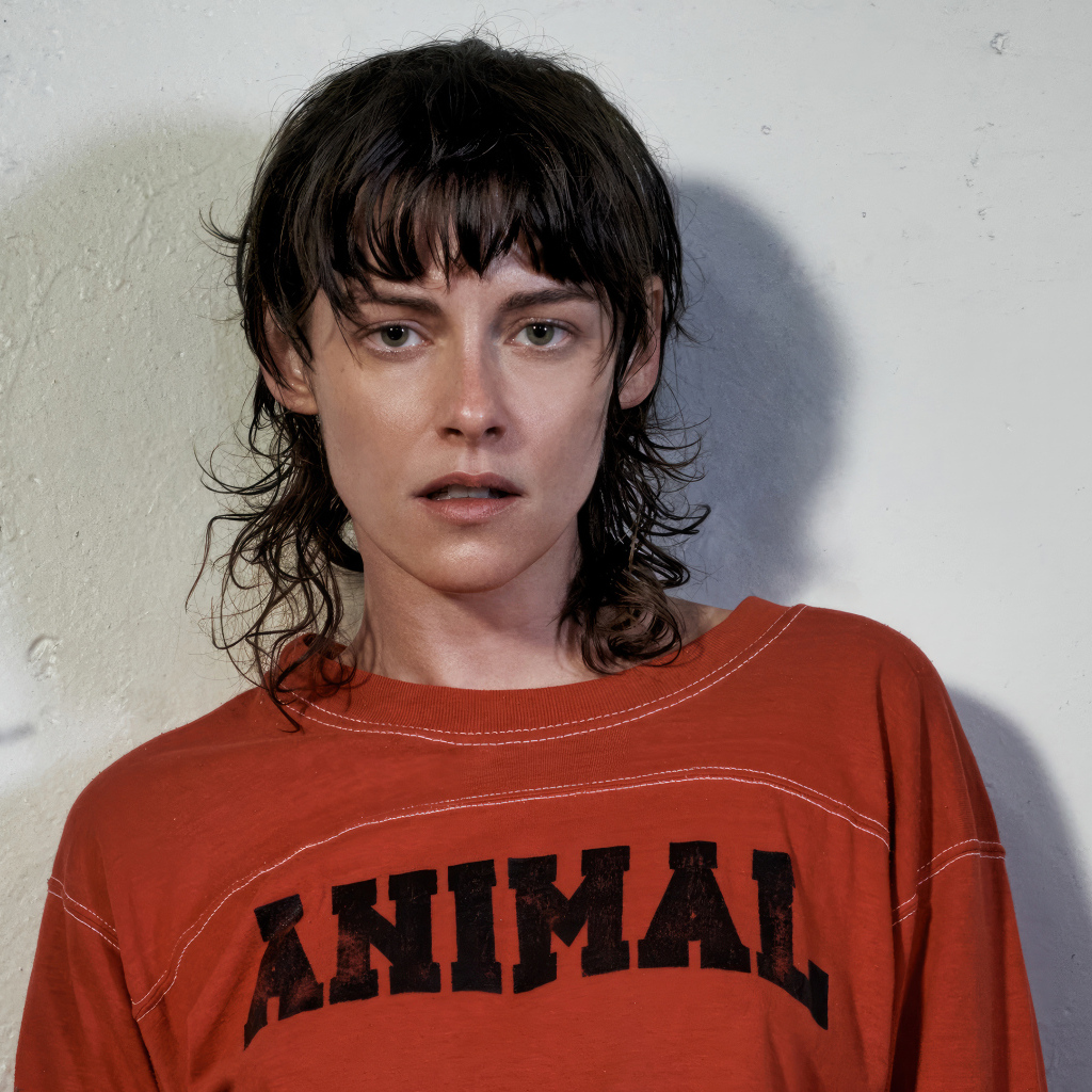 Актриса Кристен Стюарт стоит у серой стены