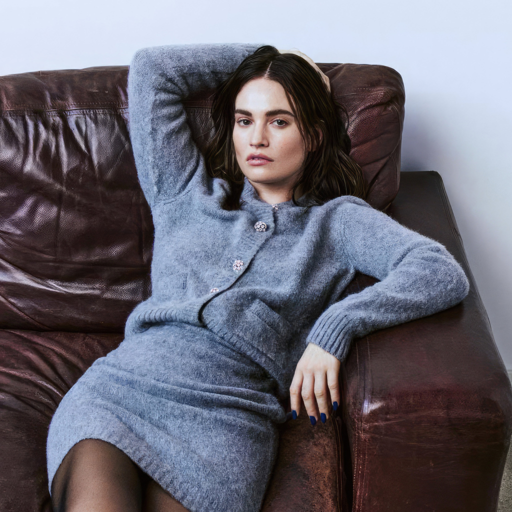 Актриса Лили Джеймс лежит на диване