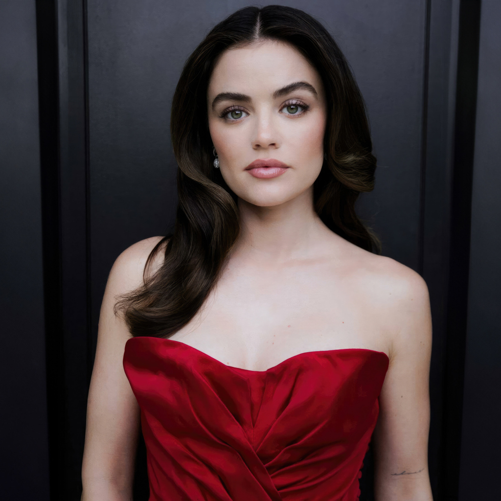 Актриса Люси Хейл в красном платье у серой стены