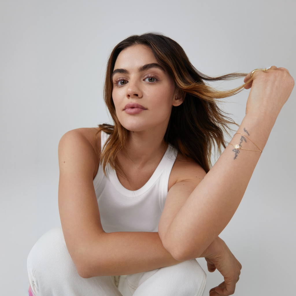 Актриса Люси Хейл на сером фоне