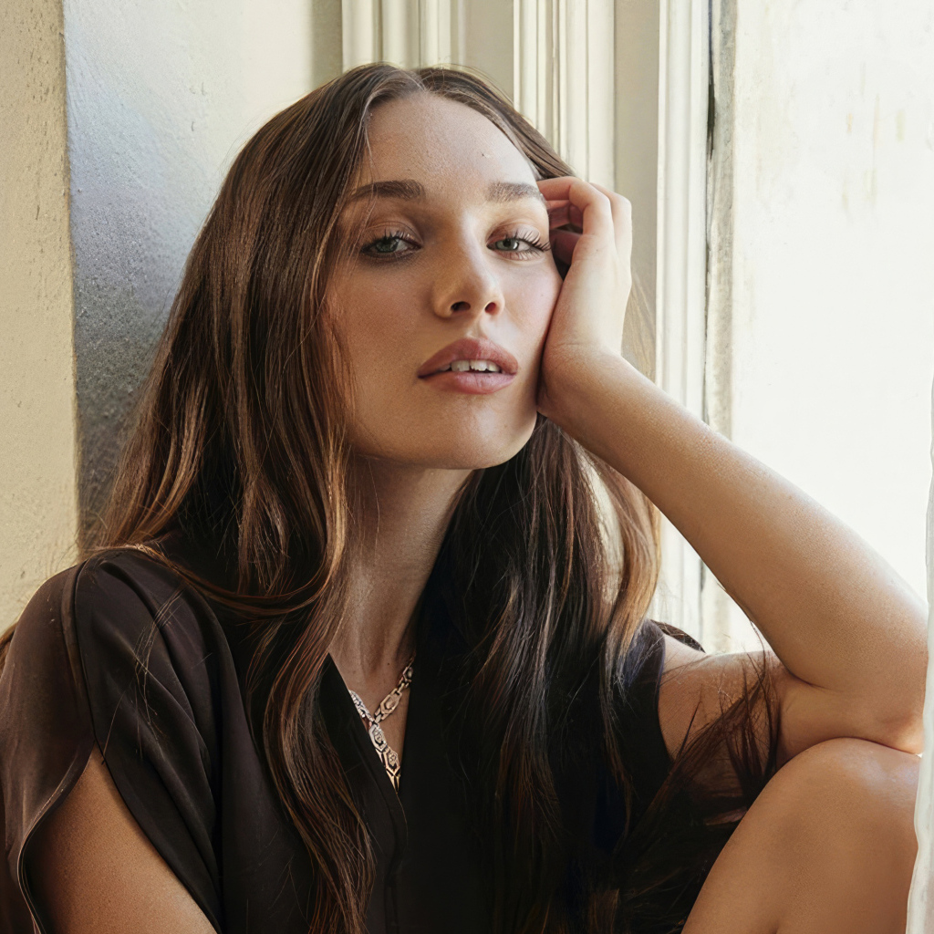 Актриса Мэдди Зиглер сидит у окна