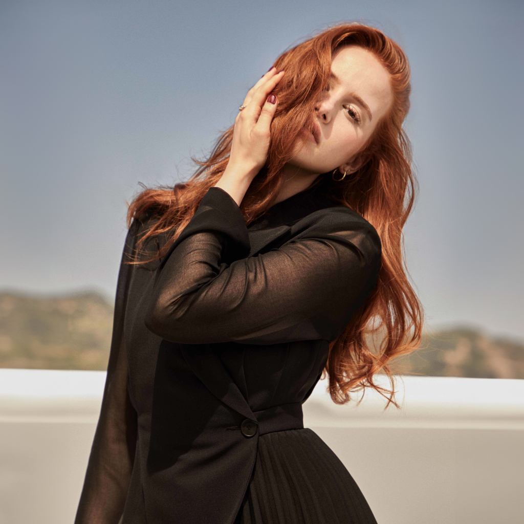 Актриса Мэделин Петш в черном наряде закрыла лицо волосами