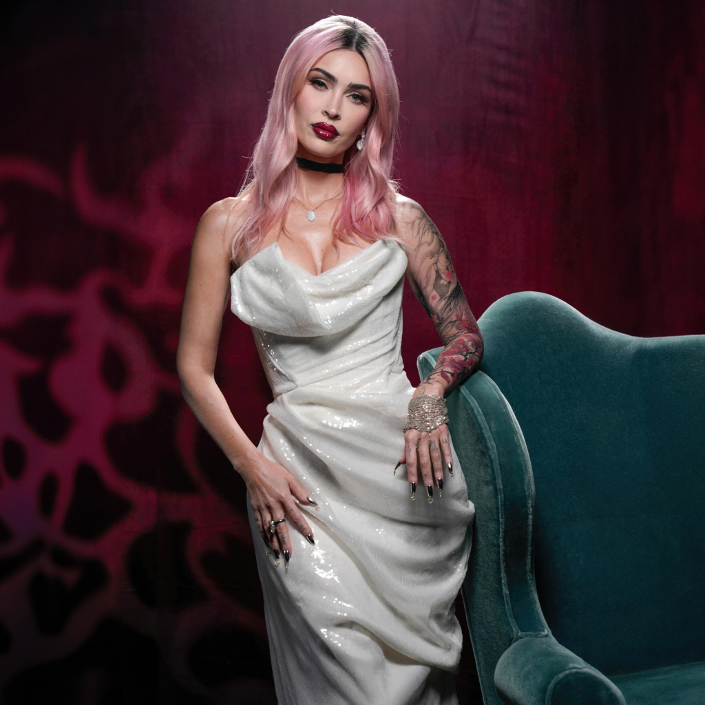 Актриса Меган Фокс в белом платье у кресла