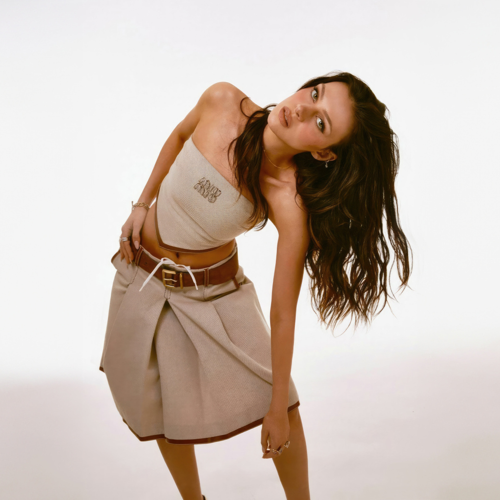 Актриса Никола Пельтц в юбке на сером фоне