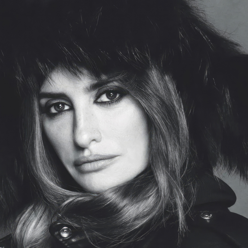 Актриса Пенелопа Крус в меховой шапке