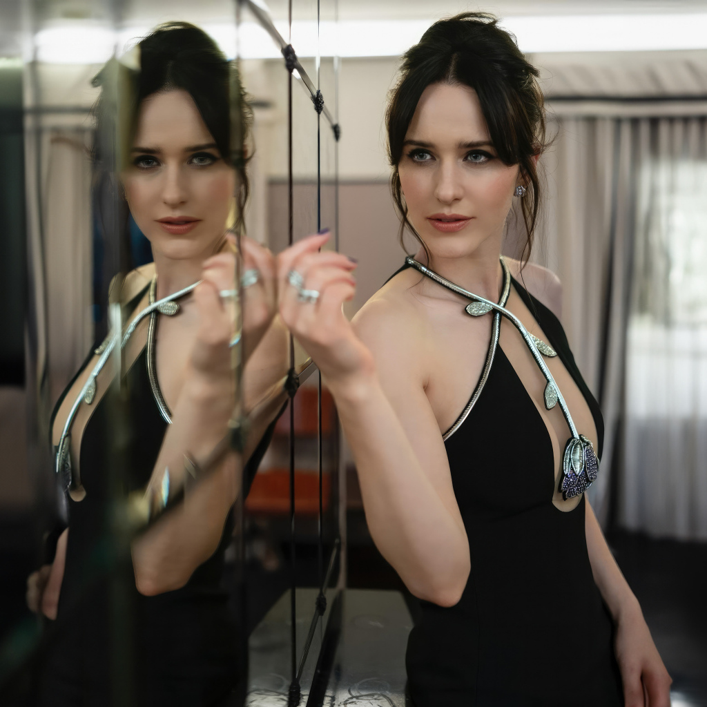 Актриса Рэйчел Броснахэн смотрит на свое отражение